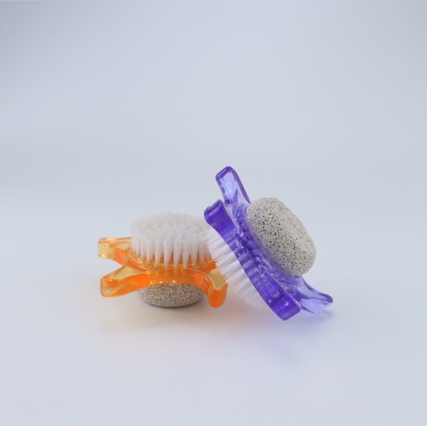 プラスチックブラシの主な用途は何ですか？